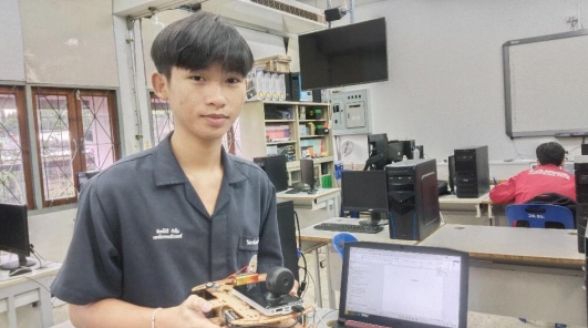 ภาพด้านหน้า รถบังคับผ่านมือถือ  